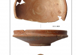 Краснолаковая тарелка и пряслице из раскопок в западной части Тиритаки.