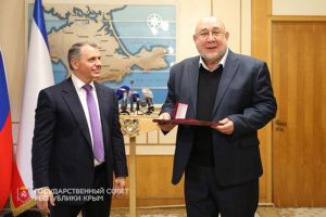 В.А. Константинов вручает Государственную премию РК С.Г. Колтухову