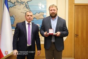 В.А. Константинов вручает Государственную премию РК Ю.П. Зайцеву